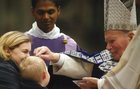 an Paweł II posypuje popiołem głowę małego chłopca podczas Mszy św. w Bazylice św. Piotra w Watykanie w Środę Popielcową 2004 r.